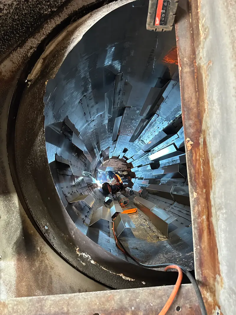 Replacing worn paddles inside a rotary kiln
